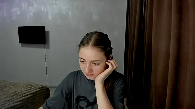 Snapshot of LilyHaart chatting on 10-15-25, 04:12 LilyHaart online show from 10-15-25, 04:12