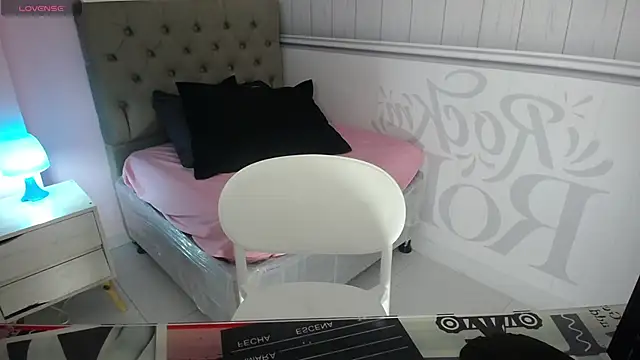 Snapshot of Tania_Duque chatting on 03-20-25, 01:26 Tania Duque online show from 03-20-25, 01:26