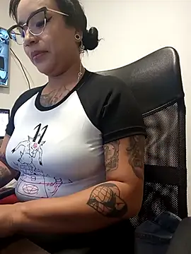 Snapshot of IsisBathory chatting on 03-18-25, 01:10 IsisBathory online show from 03-18-25, 01:10