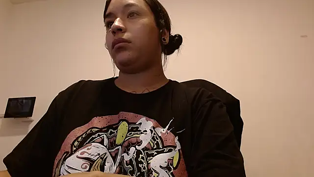 Snapshot of IsisBathory chatting on 03-22-25, 03:31 IsisBathory online show from 03-22-25, 03:31