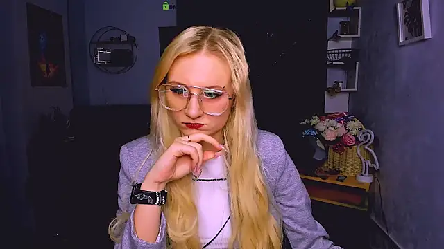 madam uliis online show from 12-22-25, 01:52