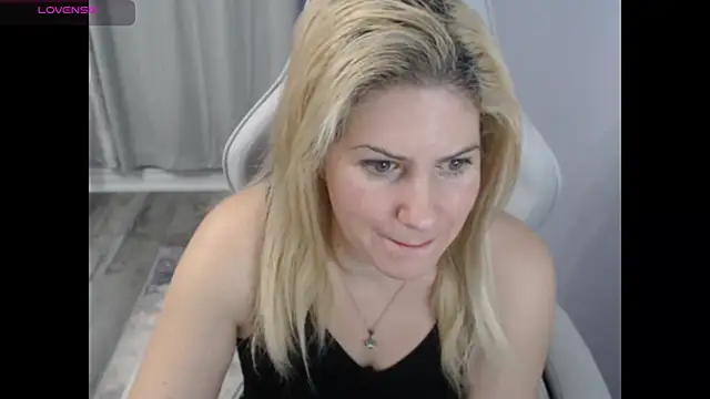 Snapshot of BellaStar84 chatting on 10-26-25, 08:31 BellaStar84 online show from 10-26-25, 08:31