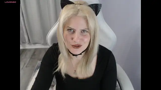 Snapshot of BellaStar84 chatting on 10-31-25, 12:06 BellaStar84 online show from 10-31-25, 12:06