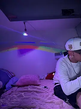 Snapshot of LoganPeny chatting on 11-17-25, 05:35 LoganPeny online show from 11-17-25, 05:35