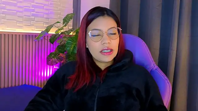 Snapshot of TiffanyWalk chatting on 11-12-25, 10:48 TiffanyWalk online show from 11-12-25, 10:48