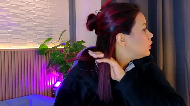 Snapshot of TiffanyWalk chatting on 11-13-25, 10:58 TiffanyWalk online show from 11-13-25, 10:58