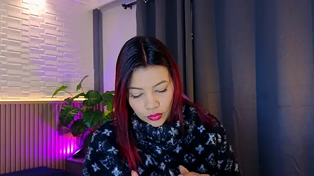 Snapshot of TiffanyWalk chatting on 11-18-25, 10:52 TiffanyWalk online show from 11-18-25, 10:52