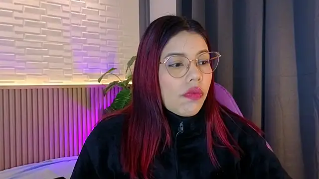 Snapshot of TiffanyWalk chatting on 11-20-25, 10:48 TiffanyWalk online show from 11-20-25, 10:48