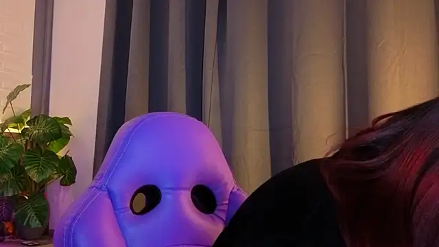 Snapshot of TiffanyWalk chatting on 11-22-25, 10:58 TiffanyWalk online show from 11-22-25, 10:58