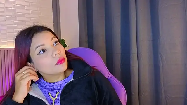 Snapshot of TiffanyWalk chatting on 12-04-25, 11:52 TiffanyWalk online show from 12-04-25, 11:52