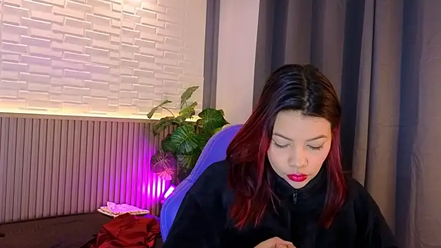 Snapshot of TiffanyWalk chatting on 12-05-25, 10:35 TiffanyWalk online show from 12-05-25, 10:35