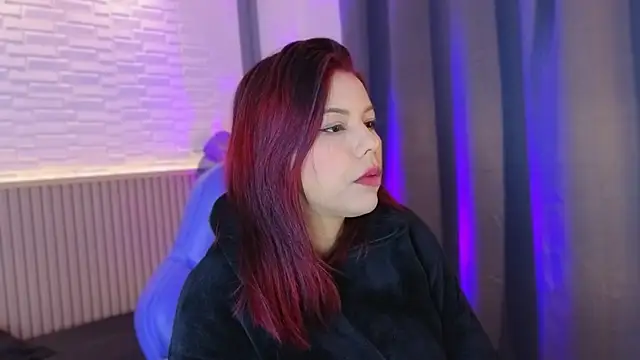 Snapshot of TiffanyWalk chatting on 12-17-25, 11:16 TiffanyWalk online show from 12-17-25, 11:16