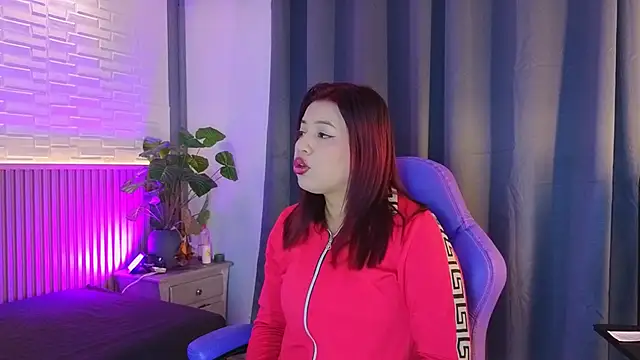 Snapshot of TiffanyWalk chatting on 12-18-25, 11:38 TiffanyWalk online show from 12-18-25, 11:38