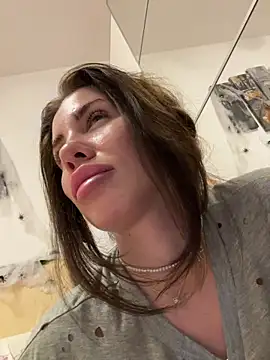 Snapshot of CelineReys chatting on 10-25-25, 09:06 CelineReys online show from 10-25-25, 09:06