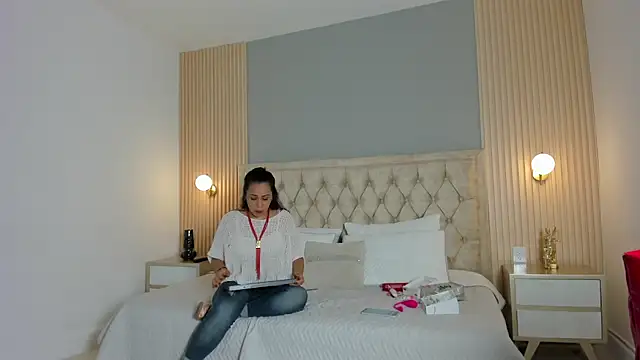 Hera goddesss online show from 10-17-25, 08:11