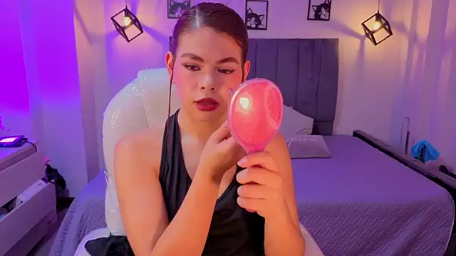 Pretty Johnson  online show from 06-19-26, 04:06
