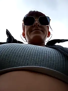 Snapshot of Hairydoll_ chatting on 10-28-25, 01:36 Hairydoll online show from 10-28-25, 01:36