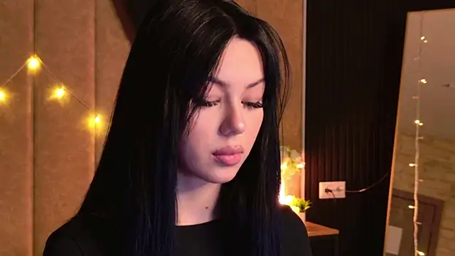 Leya Foxhall online show from 11-11-25, 10:48