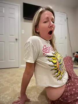 Snapshot of LittleMsMILF chatting on 02-24-26, 06:55 LittleMsMILF online show from 02-24-26, 06:55