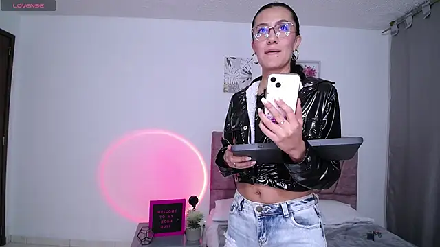 emma glowof online show from 09-30-25, 01:32