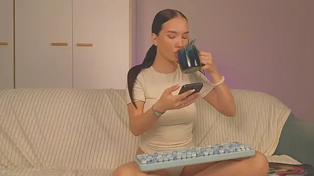 EmiliaDroll online show from 10-19-25, 05:41