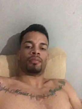 Snapshot of HenriquePhn chatting on 03-27-26, 08:41 HenriquePhn online show from 03-27-26, 08:41