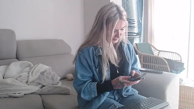 tattoobbgirl online show from 12-18-25, 03:29