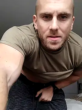 Snapshot of trainwithme chatting on 10-17-25, 07:55 trainwithme online show from 10-17-25, 07:55