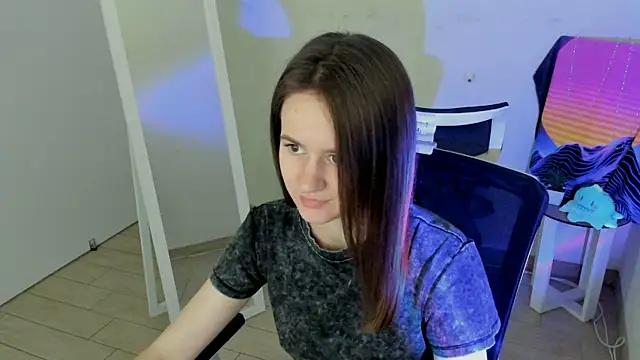 Snapshot of Catherine_e chatting on 10-02-25, 06:15 Catherine e online show from 10-02-25, 06:15