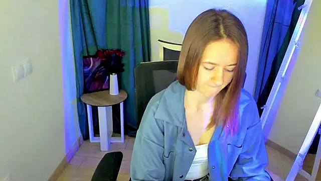 Snapshot of Catherine_e chatting on 10-11-25, 06:39 Catherine e online show from 10-11-25, 06:39