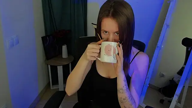 Snapshot of Catherine_e chatting on 11-03-25, 09:48 Catherine e online show from 11-03-25, 09:48