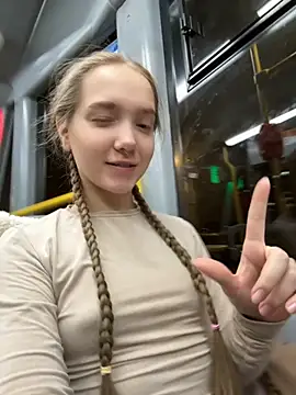 Snapshot of bambi_lu chatting on 11-19-25, 05:35 bambi lu online show from 11-19-25, 05:35