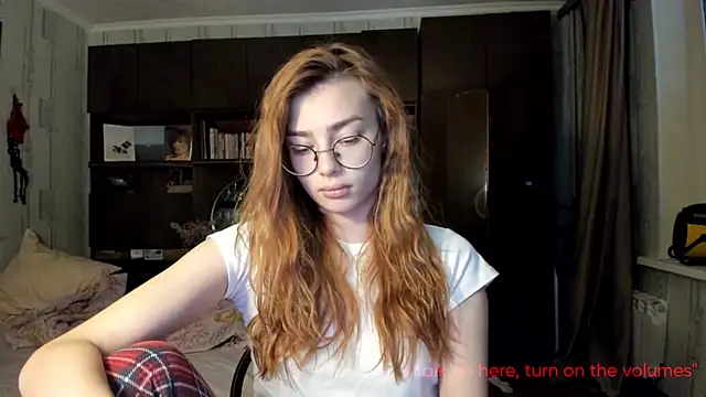 Snapshot of AngelaSwan chatting on 10-13-25, 03:12 AngelaSwan online show from 10-13-25, 03:12