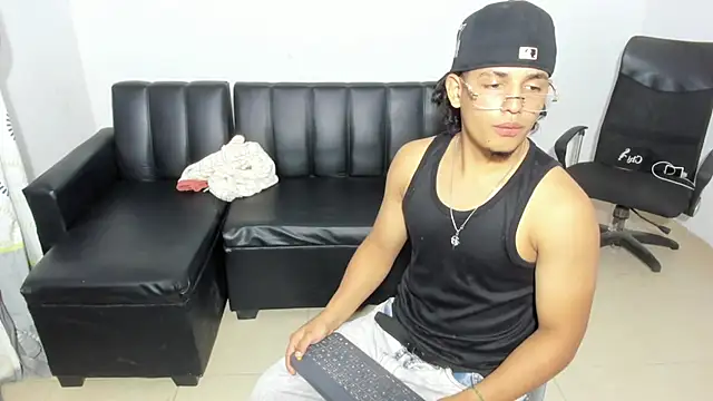 Snapshot of samxx_muscle chatting on 05-15-26, 04:58 samxx muscle online show from 05-15-26, 04:58