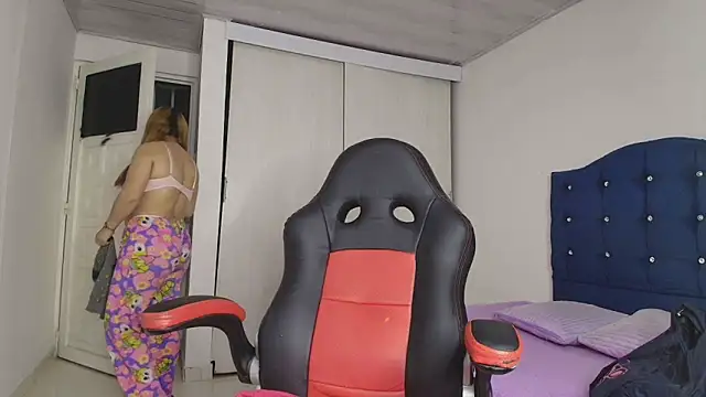 Snapshot of lovehotpink chatting on 10-18-25, 03:53 lovehotpink online show from 10-18-25, 03:53