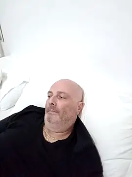 Alexis Bull online show from 10-04-25, 04:05