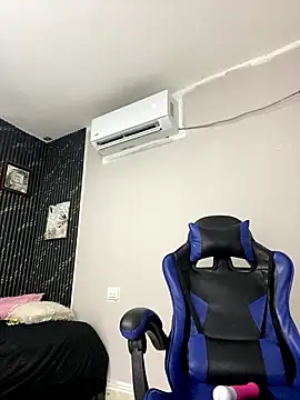 Snapshot of sashaoficial_ chatting on 03-26-26, 12:17 sashaoficial online show from 03-26-26, 12:17