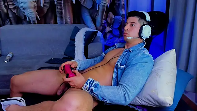 Snapshot of Lukas_Green chatting on 11-12-25, 08:37 Lukas Green online show from 11-12-25, 08:37