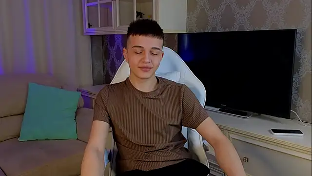 Snapshot of claus_boy chatting on 03-19-25, 08:34 claus boy online show from 03-19-25, 08:34