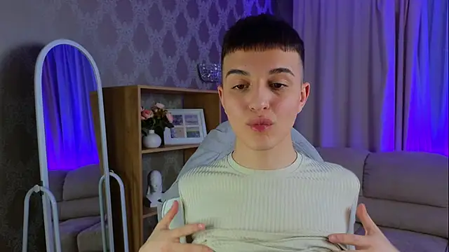 Snapshot of claus_boy chatting on 03-20-25, 08:08 claus boy online show from 03-20-25, 08:08