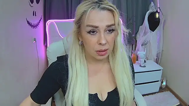 Snapshot of KatrinaCharm chatting on 10-11-25, 12:15 KatrinaCharm online show from 10-11-25, 12:15