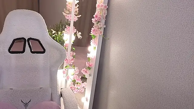 Betty  Davvis online show from 11-17-25, 02:12