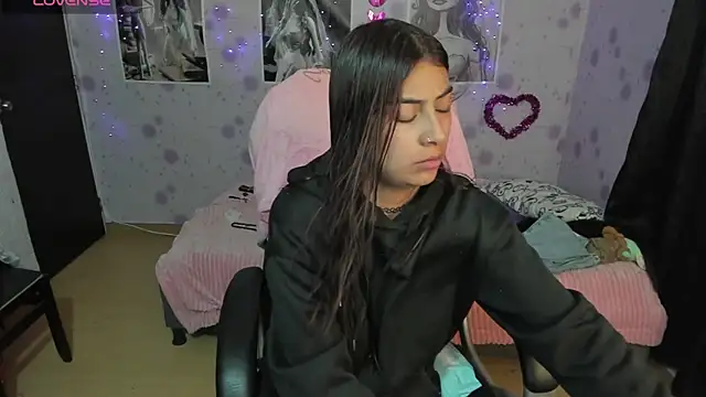 Medussa katt online show from 11-12-25, 04:13