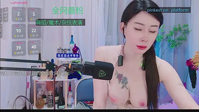 Snapshot of Luck_Lili_ chatting on 10-03-25, 05:10 Luck Lili online show from 10-03-25, 05:10