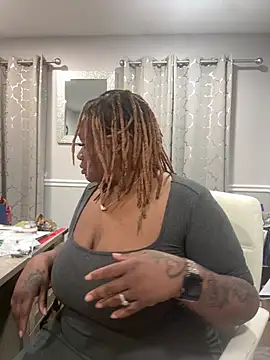 Snapshot of RoyalQueen2u chatting on 04-06-26, 07:09 RoyalQueen2u online show from 04-06-26, 07:09