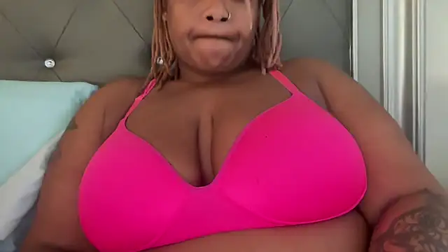 Snapshot of RoyalQueen2u chatting on 04-08-26, 06:30 RoyalQueen2u online show from 04-08-26, 06:30