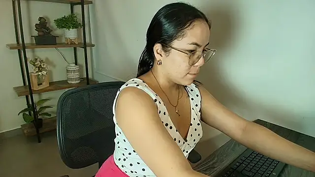  Victoria Collins online show from 06-25-26, 11:15