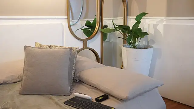 Susan wall online show from 09-21-25, 03:57