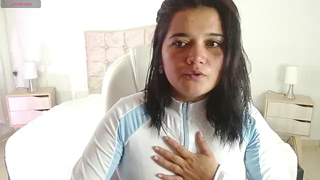 mia traveluxe online show from 10-05-25, 02:10