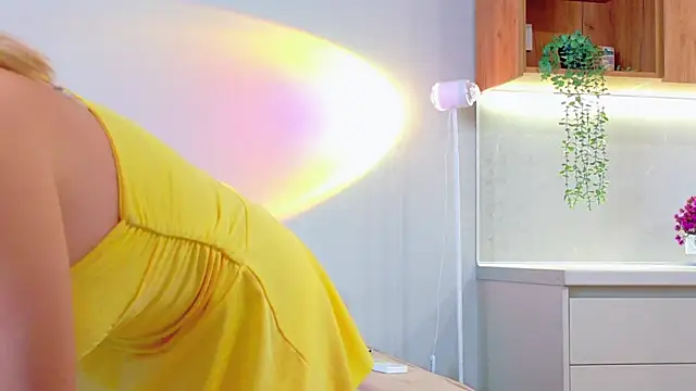 Snapshot of StarrShinee chatting on 09-20-25, 02:45 StarrShinee online show from 09-20-25, 02:45